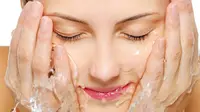 Pembersih wajah 2 in 1 dilengkapi dengan oil control yang dapat membebaskan kulit wajah Anda dari minyak berlebih.