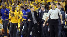 Pemain dan Official Golden State Warriors merayakan kemenangan atas Houston Rockets pada babak pertama Playoffs NBA di Oracle Arena,  Oakland, Selasa (19/4/2016) WIB. (Cary Edmondson-USA TODAY Sports)