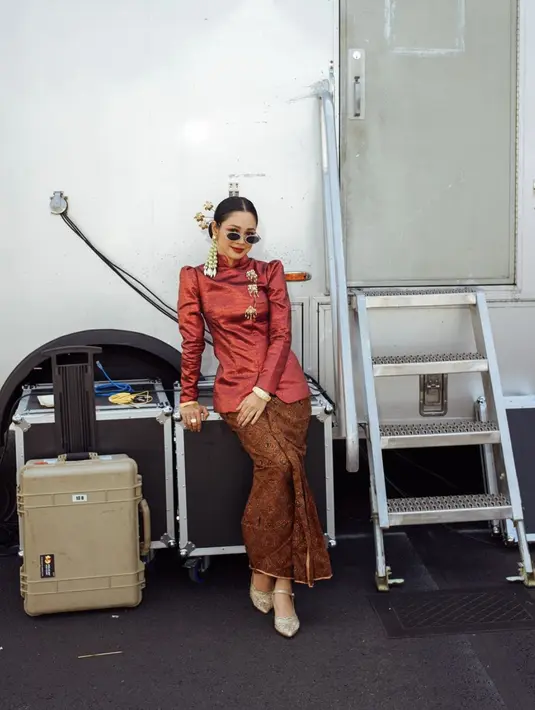Pada kesempatan lain Andien kenakan kebaya janggan merah dengan aksen lengan puffy. Tak ketinggalan, aksesori brosch mempermanis tampilannya dengan sempurna.