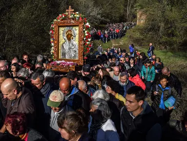 Jemaat Kristen Ortodoks membawa simbol Perawan Maria selama prosesi keagamaan tahunan di Biara Bachkovo, Bulgaria (9/4). Prosesi keagamaan yang diadakan tiap tahun ini dilaksanakan pada hari kedua Paskah Ortodoks. (AFP Photo/Nikolay Doychinov)