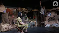 Pemain sedang memerankan tokoh di sanggar Teater Koma, Jakarta, Selasa (29/10/2019). Teater Koma kembali memproduksi ke-159 dengan judul terbarunya J.J Sampah-Sampah Kota yang akan dipentaskan pada 8-17 November 2019. (Liputan6.com/Fery Pradolo)