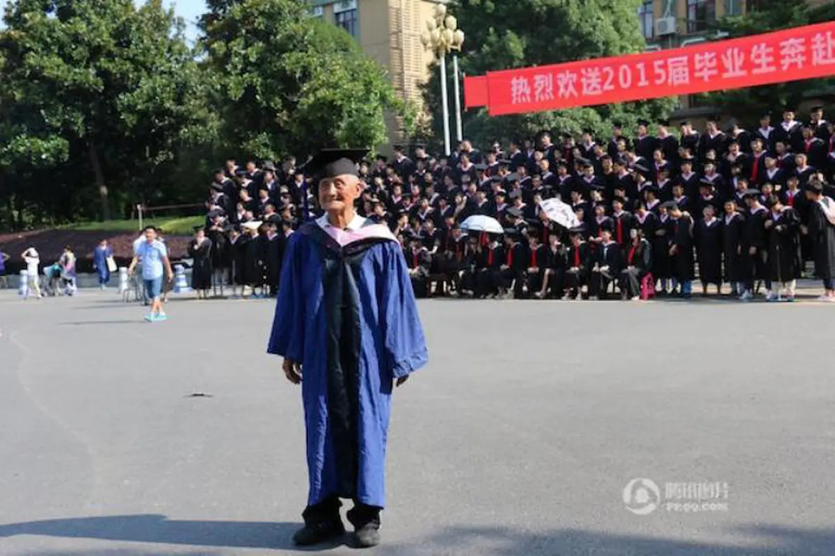 10 Tahun Kuliah Tenis, Mahasiswa 84 Tahun Akhirnya Diwisuda