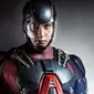 Brandon Routh selama di serial Arrow dan Legends of Tomorrow mengenakan kostum superhero Atom yang biayanya melebihi sebuah rumah biasa.