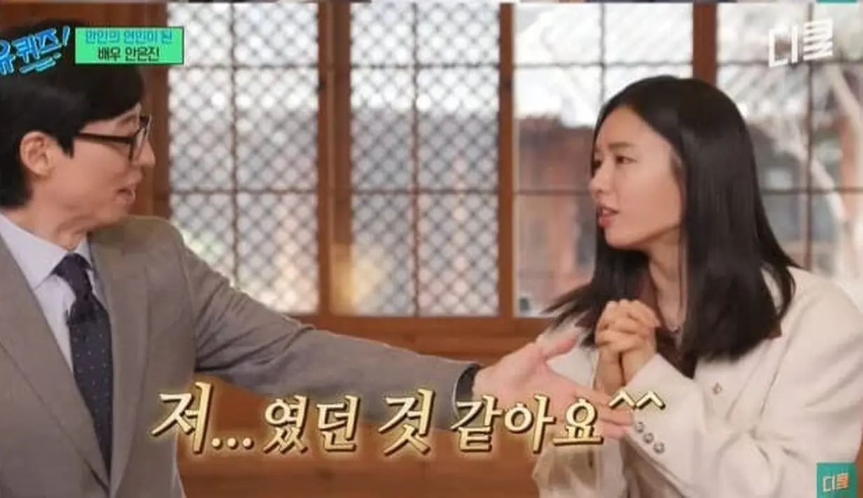 Dan aktor Ryu Jun Yeol yang saat itu duduk di samping Hanni berkata, "Dia melihatmu!" Dan saat itu juga rasanya jantungku berhenti berdetak. (Foto: Doc You Quiz On The Block /tvN)