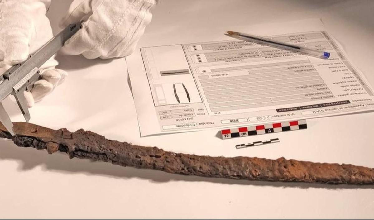 Dilansir Heritage Daily, Senin (29/4/2024), pedang ini terbuat dari besi dan gagangnya dihiasi pelat perunggu.<br>
