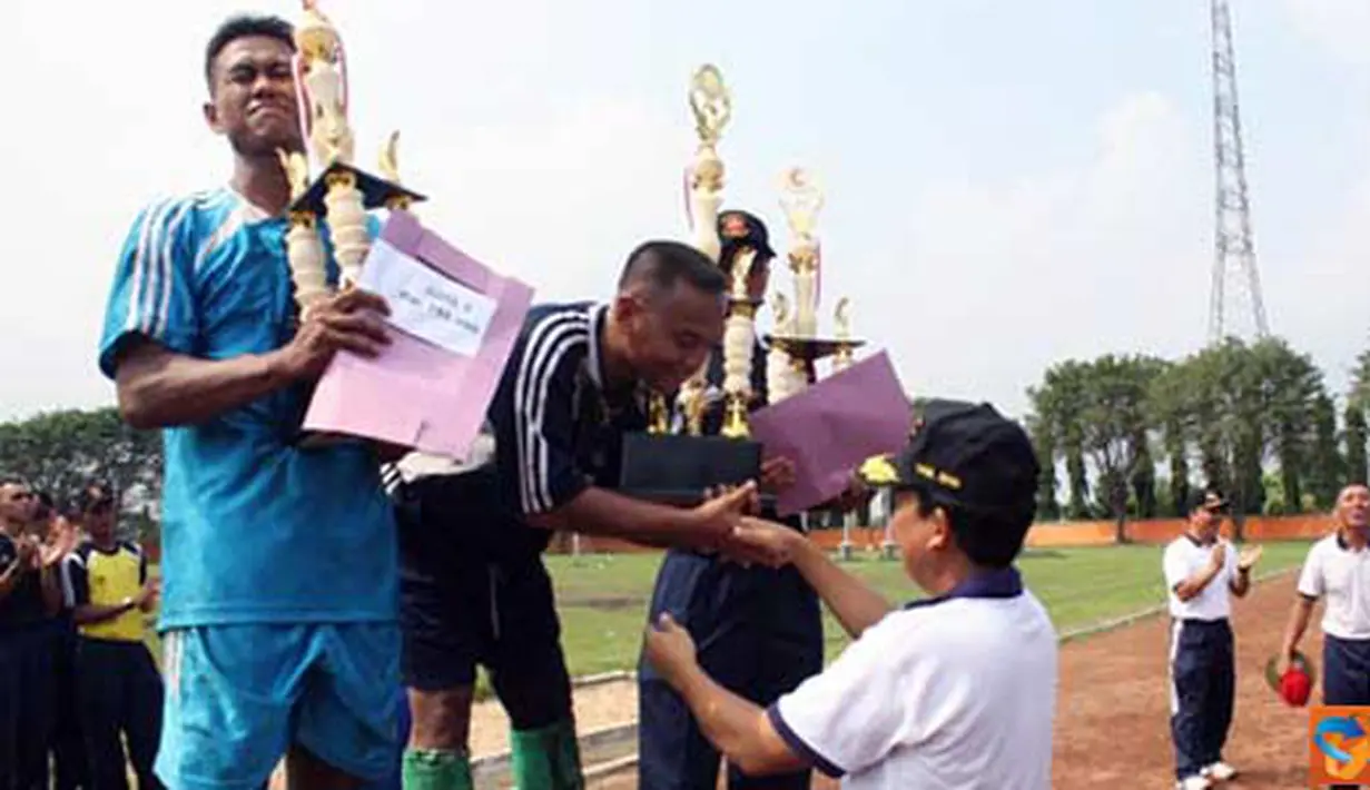 Citizen6, Kobangdika: Penyerahan Piala Juara I Sepakbola dalam rangka hardikal ke 65 dari Dirpers Kobangdikal Kolonel laut (P) Samsul Rizal kepada Puslatdiksarmil di lapangan Wijaya Kusuma Kobangdikal. (Pengirim: Rohman Arif)