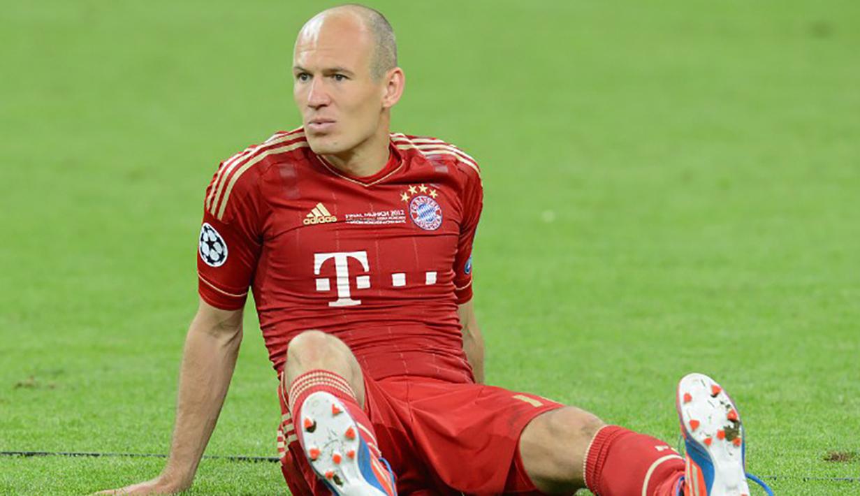 Penjualan jersey dari Bayern Munchen berada pada posisi kelima dengan angka 880.000 per tahun. Jersey bernama Arjen Robben menjadi salah satu yang terlaris. (AFP Photo/Christof Stache) 