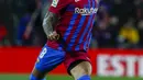 Bek Barcelona, Dani Alves berusaha mengumpan bola saat bertanding melawan Osasuna pada pertandingan lanjutan La Liga Spanyol di di stadion Camp Nou di Barcelona, Senin (14/3/2022). Barcelona menang telak atas Osasuna 4-0. (AP Photo/Joan Monfort)