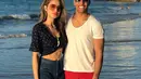 Selebritas Cinta Laura berofoto bersama pria yang diduga kekasihnya Frank Garcia saat berlibur di sebuah pantai. (instagram.com/soyfrankgarcia)