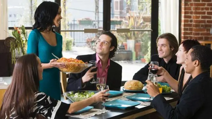 6 Cara Makan yang Bisa Bikin Kamu Kelihatan Seperti Orang Italia