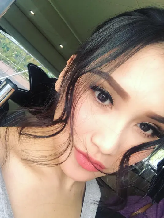 Ayu menambahkan jika dirinya sering mengetes bagaimana tanggapan Boy William ketika ditelpon setiap waktu. Pernah, ia marah-marah kepada Boy karena teleponnya tak diangkat oleh lawan mainnya tersebut. (instagram/ayutingting92)