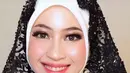Riasan mata Adiba tampak dibuat chopper gilttery dan menggunakan beberapa rhinestone untuk memberikan blink effect. Serta aplikasi full ombre lips nuansa nude-mauve untuk bibir. [Foto: IG/@weddingkusumadewi/@vivithalib/@ikawatifitria]
