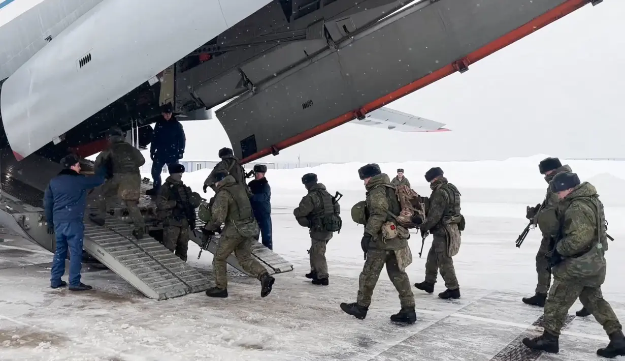 Pasukan terjun payung Rusia menaiki pesawat kargo militer untuk berangkat ke Kazakhstan di bandara Ivanovo (6/1/2022). Puluhan orang tewas dalam kerusuhan di Kazakhstan saat menyerbu gedung-gedung pemerintah. (AFP/Handout/Russian Defence Ministry)