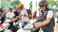 Gubernur Jawa Barat Ridwan Kamil menjajal motor listrik bersama Wali Kota Medan Bobby Nasution pada Rabu (1/2/2023) di Medan, Sumatera Utara. (Foto: Istimewa).