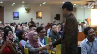 Presiden Joko Widodo bersalaman dengan salah satu pegawai selama meninjau layanan konsultasi Online Single Submission (OSS) BKPM di PTSP BKPM, Jakarta, Senin (14/1). (Liputan6.com/Angga Yuniar)