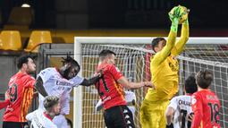Kiper AC Milan, Gianluigi Donnarumma (kanan atas) melompat untuk menangkap bola dalam laga lanjutan Liga Italia 2020/21 pekan ke-15 melawan Benevento di Ciro-Vigorito, Minggu (3/1/2021). AC Milan menang 2-0 atas Benevento. (AFP/Andreas Solaro)