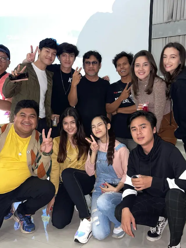 Potret kompak Farhan Rasyid bersama pemain My Love My Enemy Season 2 (Foto: Instagram/@farhanrasyidd)