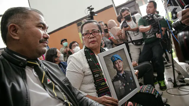 Hadiri Sidang Vonis Ferdy Sambo, Ibunda Brigadir J Bawa Foto Sang Anak