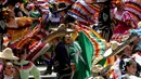 Pasangan menari mengikuti irama musik tradisional mariachi untuk memecahkan Rekor Dunia Guinness di Guadalajara, Meksiko pada 24 Agustus 2019. Sebanyak 882 orang menari dengan kostum tradisional dalam upaya memecahkan rekor dunia untuk kategori tarian rakyat terbesar. (ULISES RUIZ/AFP)