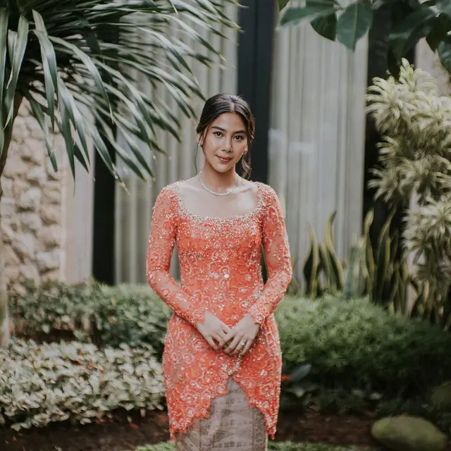 8 Pesona Adinda Thomas Pemeran KKN di Desa Penari Berkebaya Peach di Momen Lamaran