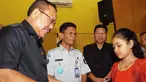 Bupati Aceh Tenggara Hasanuddin (kiri) menyerahkan santunan kepada Silviana Aisyah, ahli waris korban kecelakaan pesawat NBA Cassa 212, di Kutacane,Aceh Tenggara, Rabu (5/10). (Antarafoto)