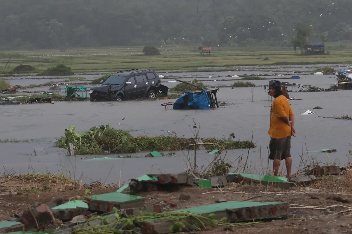 Mobil Diterjang Tsunami Anyer