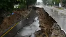 Kondisi jalan yang rusak akibat gempa bumi melanda pinggiran Kota Mirpur, Pakistan, Rabu (25/9/2019). Menurut pihak berwenang, Gempa bumi bermagnitudo 5,8 menewaskan sedikitnya 22 dan melukai lebih dari 300 warga. (Photo by AAMIR QURESHI / AFP)