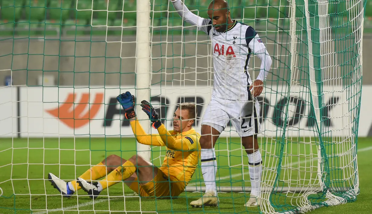 Gelandang Tottenham Hotspur, Lucas Moura berselebrasi usai mencetak gol ke gawang Ludogorets Razgrad pada pertandingan grup J Liga Europa di Stadion Huvepharma Arena, Razgrad, Bulgaria (5/11/2020). Tottenham menang 3-1 atas Ludogorets Razgrad. (AFP/Nikolay Doychinov)