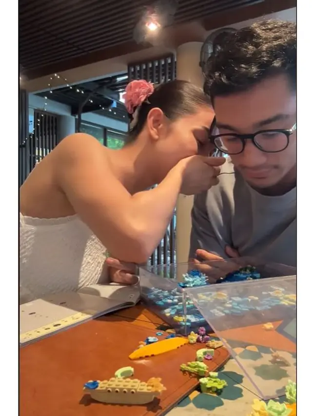 6 Potret Ariel Tatum dan Daffa Wardhana Ngabuburit Main Lego, Bukti Makin Lengket