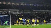 Para pemain bersaing memperebutkan bola pada pertandingan sepak bola Liga Inggris antara Brighton and Hove Albion melawan Chelsea di American Express Community Stadium, Brighton, Inggris, 18 Januari 2022. Pertandingan berakhir 1-1. (Glyn KIRK/AFP)