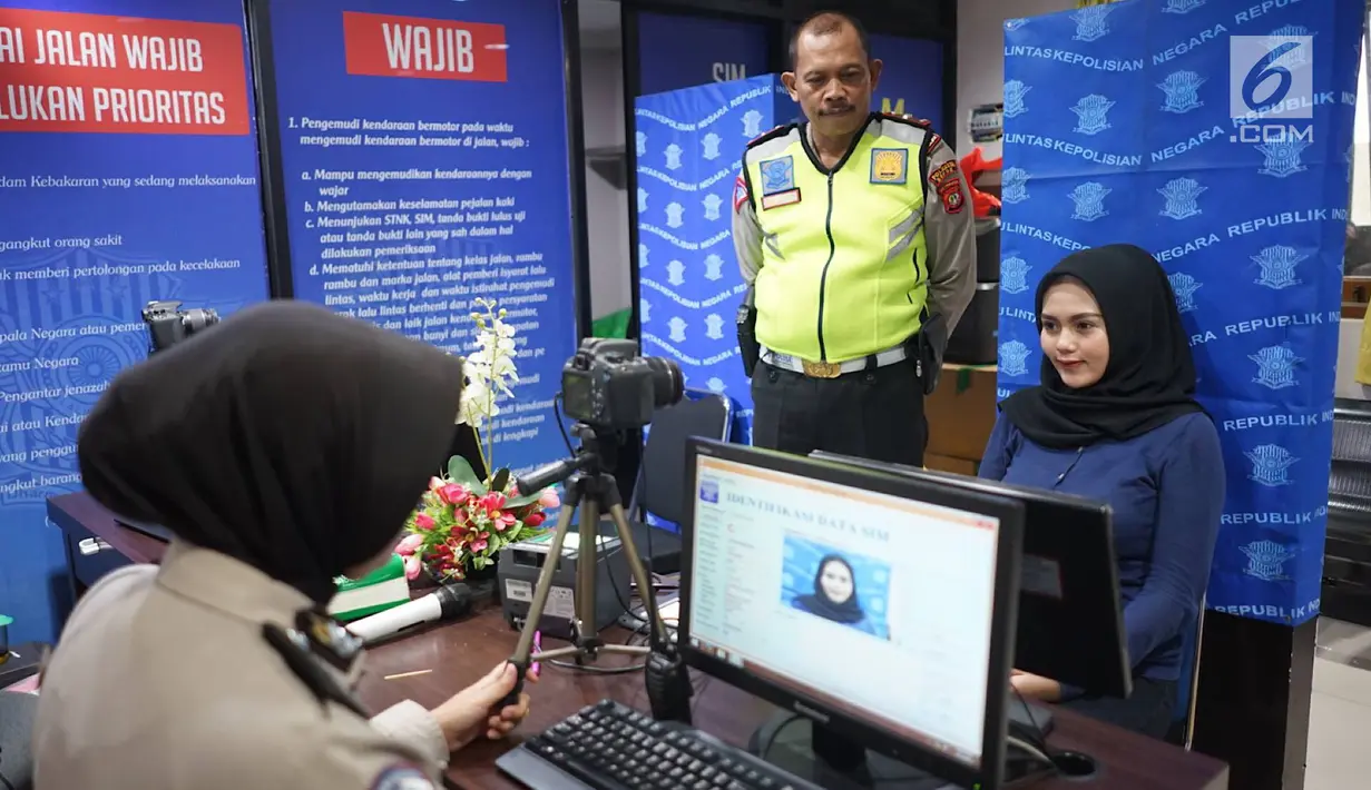 Warga difoto saat membuat Surat Izin Mengemudi (SIM) di Satlantas Polresta Depok, Jawa Barat, Senin (1/7/2019). Polresta Depok menggratiskan pembuatan SIM baru dan perpanjangan bagi warga yang berulang tahun pada 1 Juli atau bertepatan dengan HUT ke-73 Bhayangkara. (Liputan6.com/Immanuel Antonius)