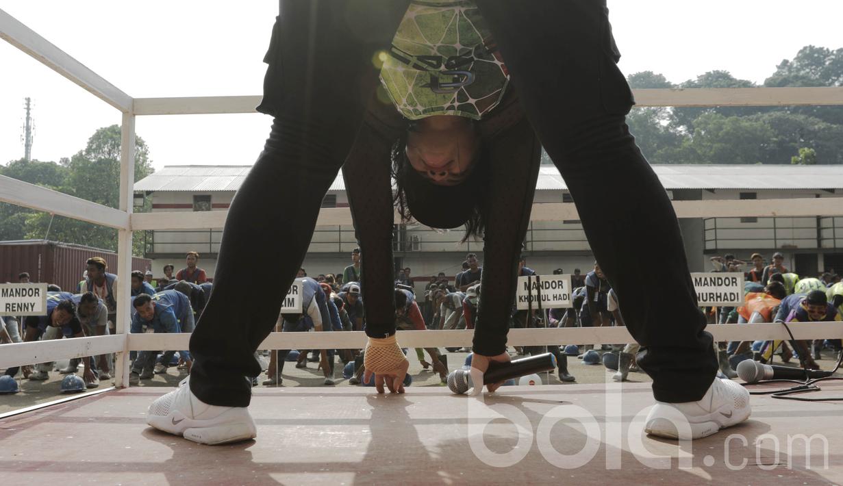 Sejumlah pekerja mengikuti instruktur senam sebelum bekerja di proyek renovasi Stadion Utama Gelora Bung Karno (SUGBK). Senam tersebut untuk meningkatkan kebugaran dan semangat pekerja. (Bola.com/M Iqbal Ichsan)
