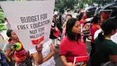 Dalam aksinya mereka meminta agar negara Indonesia tidak dipimpin militerisme dan agar mengusut kasus-kasus sejumlah kejahatan HAM pada zaman Order Baru, Jakarta, Senin (7/7/2014) (Liputan6.com/Faizal Fanani) 