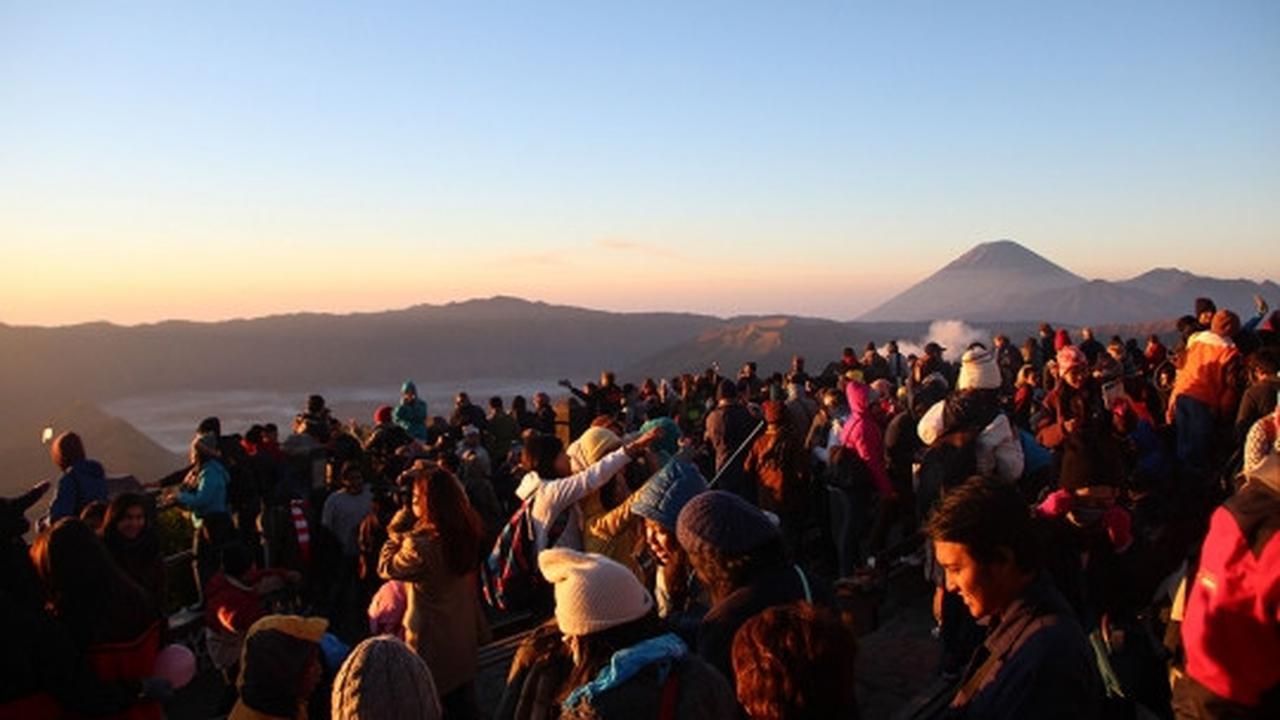 Ramai-ramai abadikan keindahan panorama Bromo yang eksotis