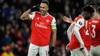 Penyerang Arsenal, Pierre-Emerick Aubameyang merayakan gola yang dicetaknya ke gawang Eintracht Frankfurt pada matchday kelima Grup F Liga Europa di Emirates Stadium, London, Kamis (28/11/2019). Arsenal ditaklukkan Eintracht Frankfurt dengan skor 1-2 di kandang mereka sendiri. (AP/Matt Dunham)