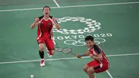 Reaksi ganda putri Indonesia Greysia Polii / Apriyani Rahayu setelah mengalahkan Lee So-hee dan Shin Seungchan dari Korea Selatan pada pertandingan semifinal badminton Olimpiade Tokyo 2020 di di Musashino Forest Sport Plaza, Tokyo, Sabtu, 31 Juli 2021. (A