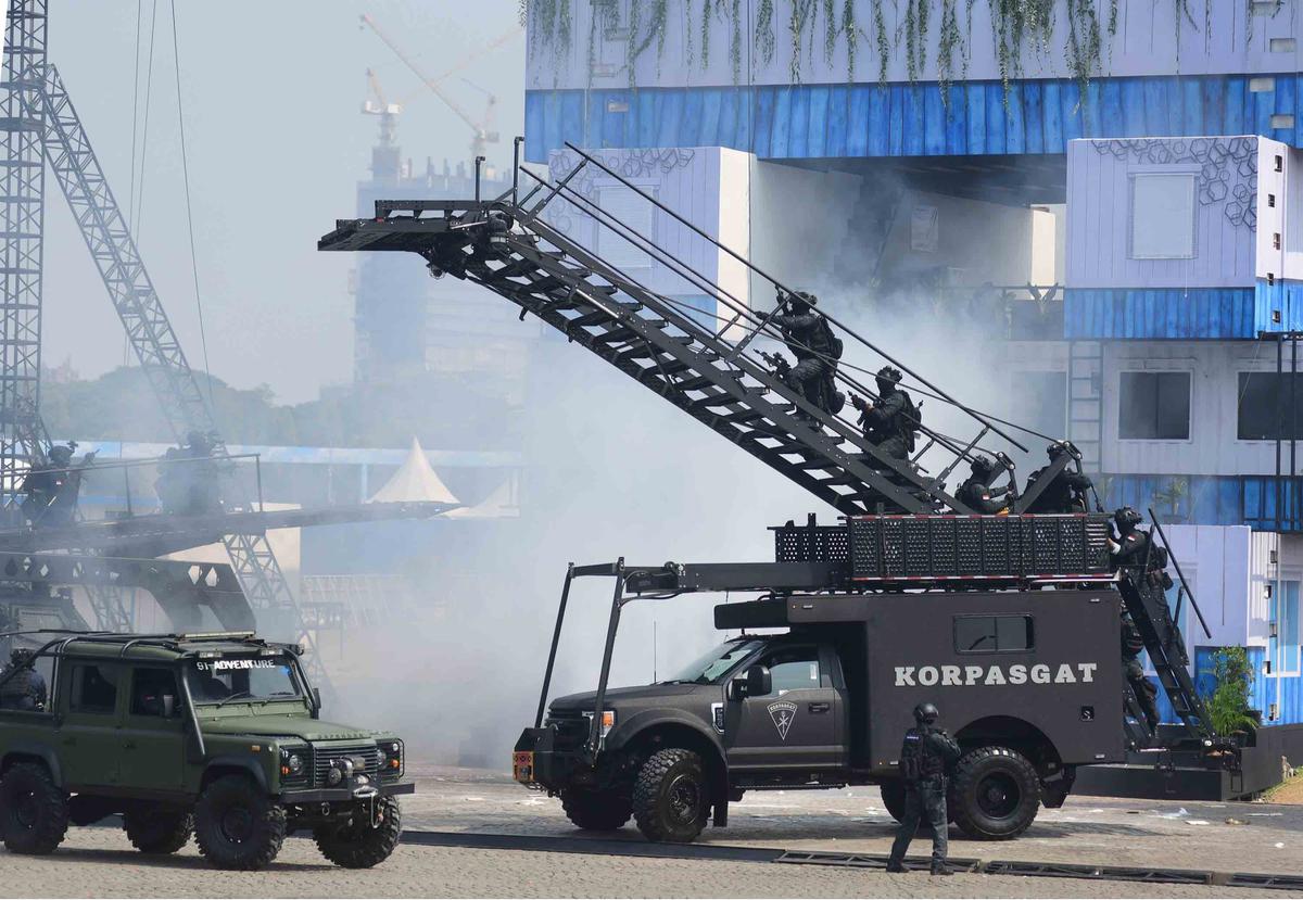 FOTO: Aksi Spektakuler Prajurit TNI di Monas: Tarung di Atas Tank dan Penyelamatan Sandera Warnai HUT ke-80 TNI