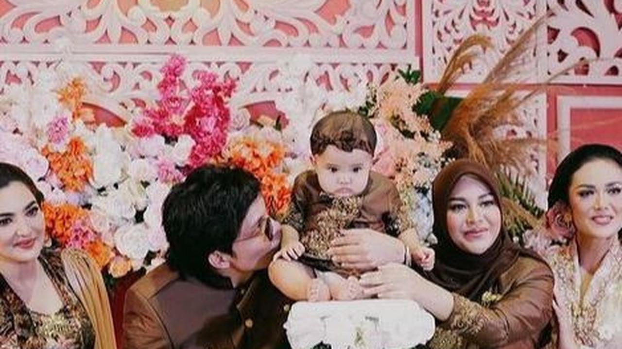 Aurel terlihat semakin langsing dan ramping. Meski belum seperti dulu, dia tetap memancarkan pesona yang mencuri perhatian.<br>