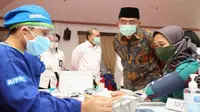 Menko PMK Muhadjir Effendy membuka kegiatan vaksinasi COVID-19 bagi relawan kasus kekerasan perempuan dan anak di Kantor Perpusnas, Salemba, Jakarta, Senin (24/5/2021). (Dok Kemenko PMK)
