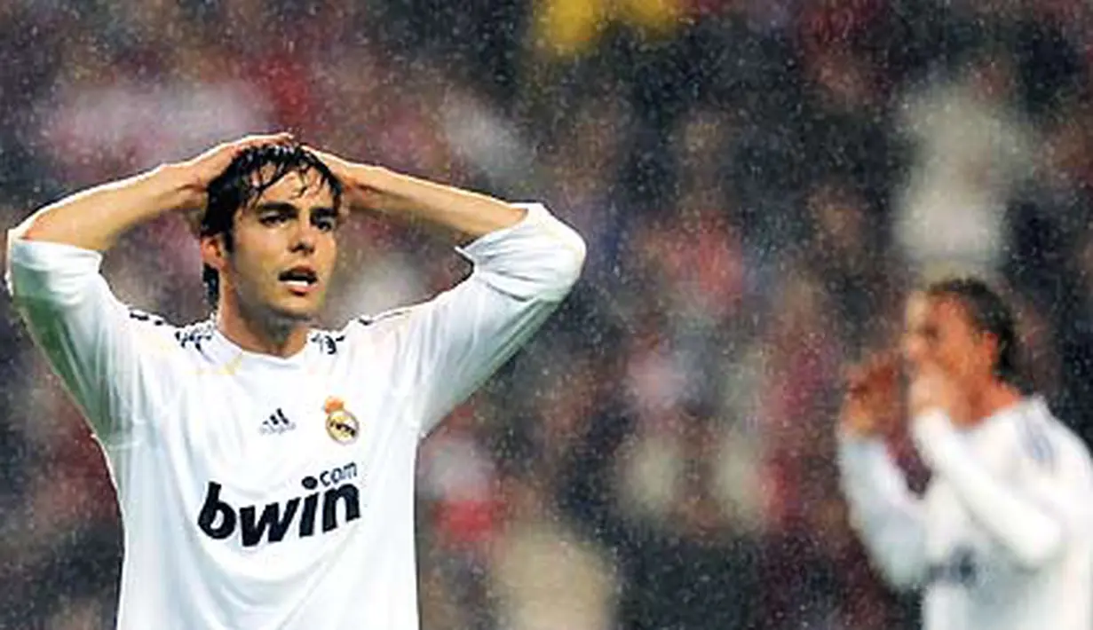 Reaksi kekecewaan Kaka di saat Real Madrid bermain imbang 0-0 dengan Sporting Gijon dalam lanjuta La Liga di Estadio El Molinon, Gijon, 24  Oktober 2009. AFP PHOTO/JAVIER SORIANO