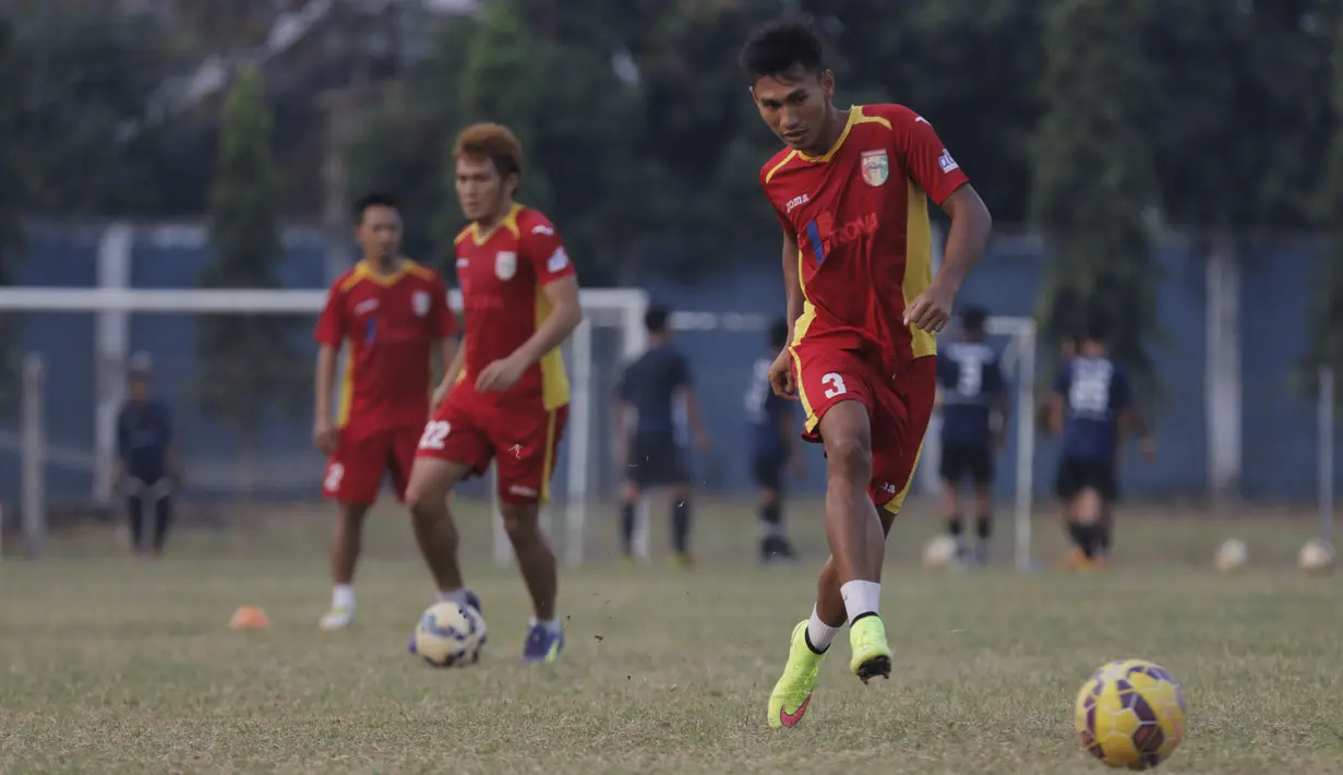 Kapten Mitra Kukar, Zulkifli Syukur menendang bola saat latihan jelang laga Piala Presiden melawan Arema Cronus di Lapangan Bea Cukai, Jakarta, Senin (12/10/2015). (Bola.com/Vitalis Yogi Trisna)