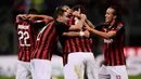 Pemain AC Milan saling berpelukan usai menaklukkan AS Roma dalam Serie A Italia di Stadion San Siro, Milan, Jumat (31/8). (MARCO BERTORELLO/AFP)