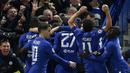 Para pemain Chelsea merayakan gol yang dicetak Willian ke gawang Barcelona pada laga Liga Champions di Stadion Stamford Bridge, London, Selasa (20/2/2018). Chelsea sementara unggul 1-0 atas Barcelona. (AFP/Ian Kington)
