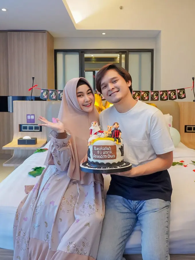 7 Potret Mesra Anisa Rahma dan Suami yang Kini Jalani Progam Bayi Tabung