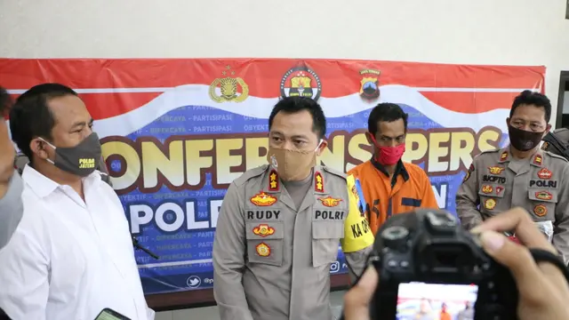Seorang suami tega menganiaya istrinya gara-gara rebutan ponsel yang sedang digunakan untuk belajar online anaknya. (Foto: Liputan6.com/Humas Polres Kebumen)