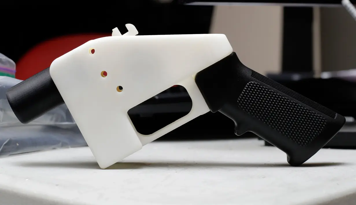 Senapan api (senpi) 3D yang disebut Liberator bersandar di meja perusahaan asal Texas, Defense Distributed, Rabu (1/8). Hakim federal di Seattle memblokir sementara akses unduhan cetak biru senjata api yang dapat dicetak dengan print 3D ini. (AP/Eric Gay)