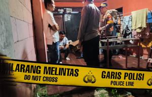 Polisi memberikan garis polisi di rumat tempat Dedi Setiawan tewas ditusuk. (Liputan6.com/Dicky Agung Prihanto)