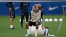 Reaksi pemain depan Barcelona Raphinha, selama sesi latihan di tempat latihan Joan Gamper di Sant Joan Despi, Selasa (11/10/2022). Tiga poin menjadi harga mati bagi Barcelona di laga ini untuk menjaga asa tampil di babak 16 besar Champions League musim ini. (Photo by Josep LAGO / AFP)