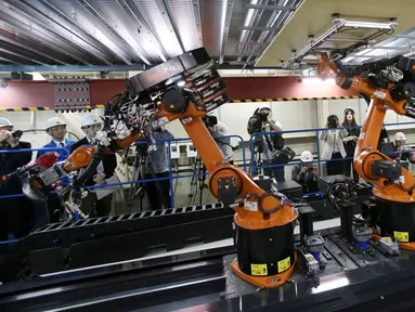 Perusahaan Shimizu Corp menunjukkan Robo-Buddy selama tur pers ke laboratorium robot perusahaan konstruksi di Tokyo, Jepang, Senin (23/4). Robo-Buddy adalah robot multiguna. (AP Photo/Koji Sasahara)