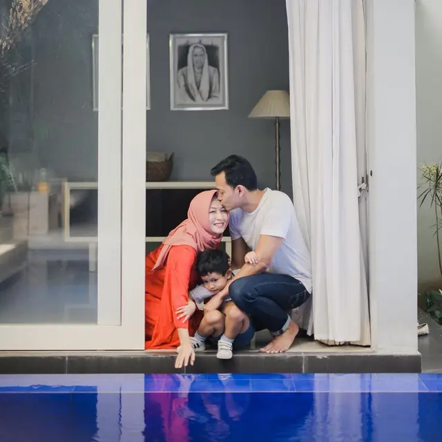 Istri Hamil Anak Ketiga, Ini 7 Momen Fedi Nuril dan Vanny Widyasasti Asuh Buah Hati